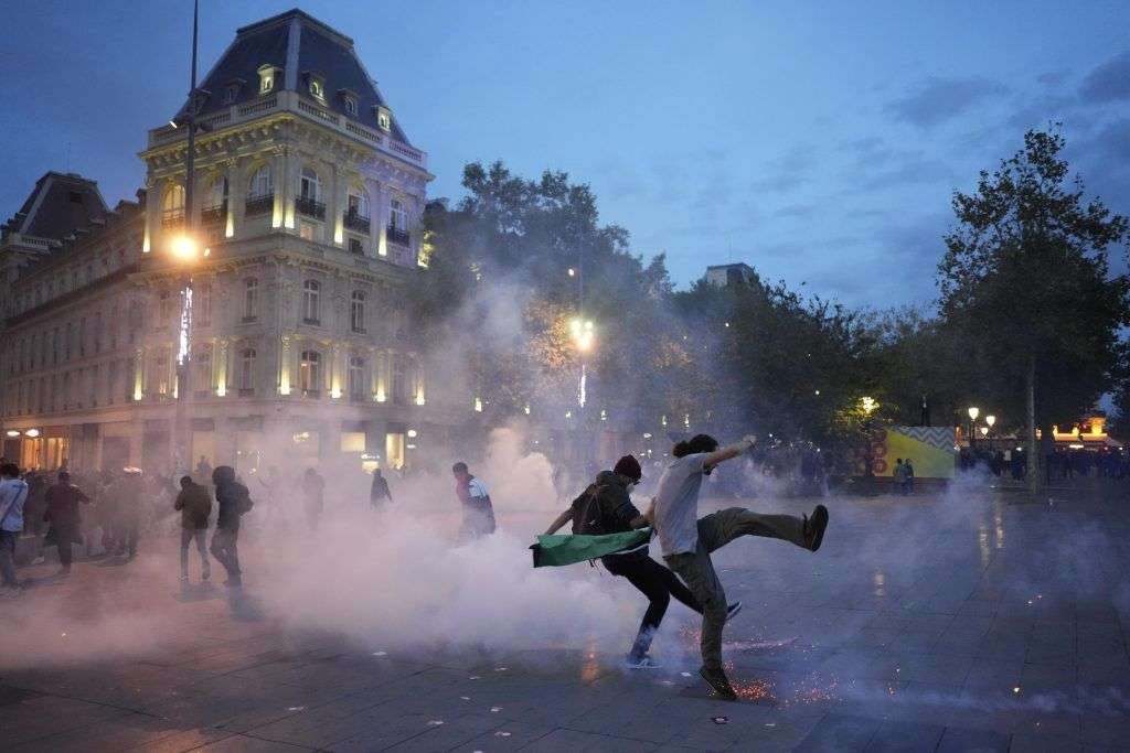 Scontri a Parigi per il divieto di manifestazioni