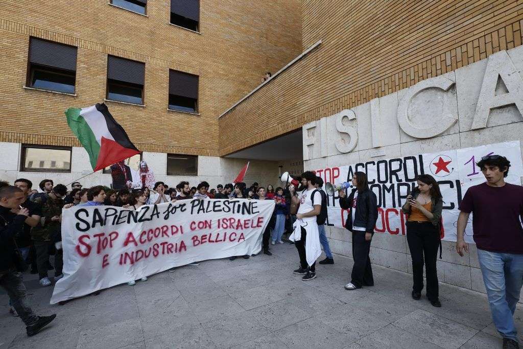 La protesta con striscioni degli studenti romani